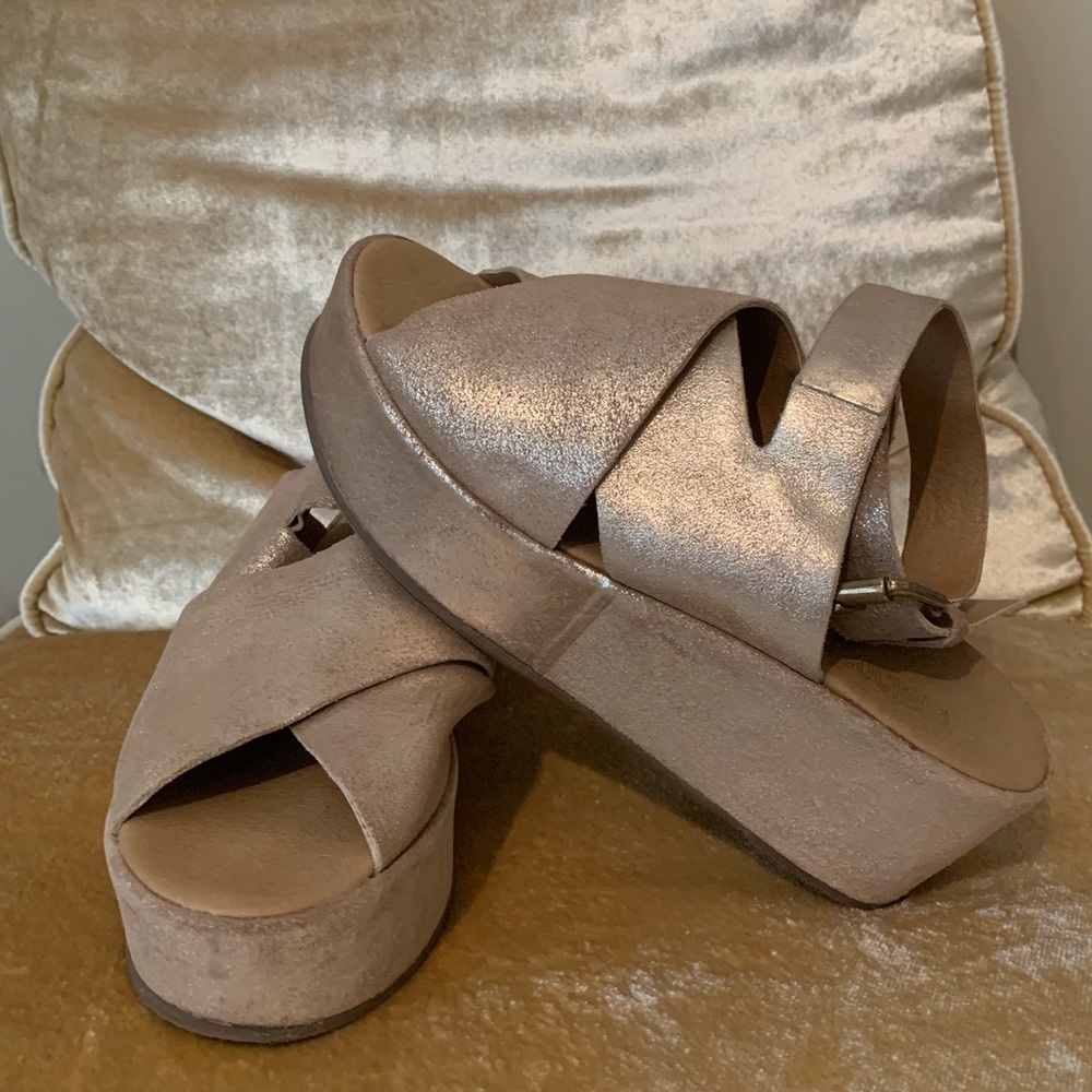 Matisse Runaway Gold Platform Sandal (size 8)